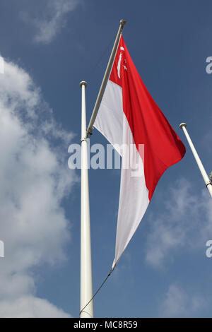 La Bandiera di Singapore vola con altri flag da paesi del Commonwealth in piazza del Parlamento, Londra centrale, davanti a dei capi di governo del Commonwealth riuniti (CHOGM) lunedì. Foto Stock