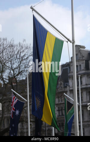 La bandiera del Ruanda vola con altri flag da paesi del Commonwealth in piazza del Parlamento, Londra centrale, davanti a dei capi di governo del Commonwealth riuniti (CHOGM) lunedì. Foto Stock