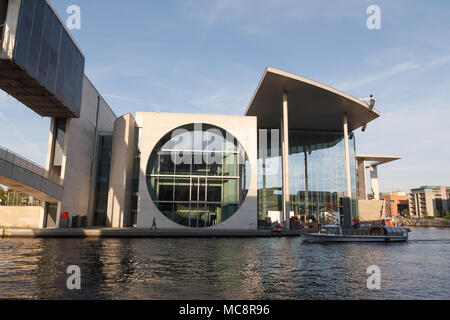 Architettura moderna gruppo di edifici nel quartiere governativo (Regierungsviertel), accanto al fiume Sprea. Foto Stock