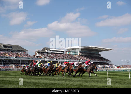 Guide e piloti durante l handicap Gaskells ostacolo durante la gran giornata nazionale del 2018 Sanità Randox Grand National Festival presso l'Aintree Racecourse, Liverpool. Foto Stock