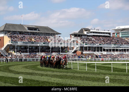 Guide e piloti durante l handicap Gaskells ostacolo durante la gran giornata nazionale del 2018 Sanità Randox Grand National Festival presso l'Aintree Racecourse, Liverpool. Foto Stock