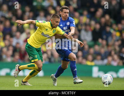 Norwich City's Moritz Leitner (sinistra) e Cardiff City's Craig Bryson durante il cielo di scommessa match del campionato a Carrow Road, Norwich. Foto Stock