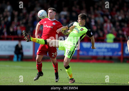 Exeter City la Giordania piani (a destra) e Accrington Stanley's Billy Kee sfida durante la scommessa del Cielo lega due corrispondono alla Wham Stadium, Accrington. Foto Stock