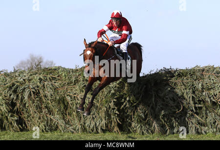 Tiger Roll cavalcato da fantino Davy Russell sul modo di vincere la sanità Randox Grand National Handicap Chase durante gran giornata nazionale del 2018 Sanità Randox Grand National Festival presso l'Aintree Racecourse, Liverpool. Foto Stock