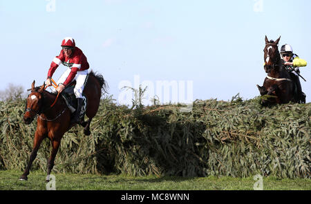 Tiger Roll cavalcato da fantino Davy Russell (sinistra) conduce dalla piacevole compagnia cavalcato da fantino David Mullins (destra) sul modo di vincere la sanità Randox Grand National Handicap Chase durante gran giornata nazionale del 2018 Sanità Randox Grand National Festival presso l'Aintree Racecourse, Liverpool. Foto Stock