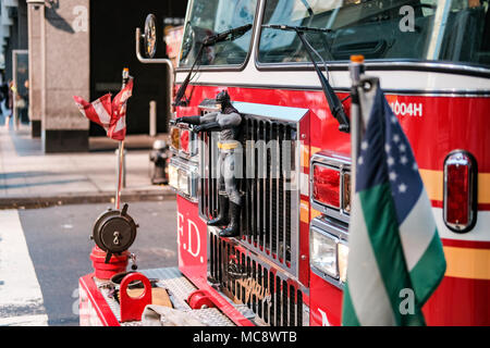 Dettagliato, shallow focus del frontale di un FDNY carrello mostra un super-eroe toy attaccato al grill. Carrozzerie dettaglio visibile, visibile in corrispondenza di una giunzione. Foto Stock