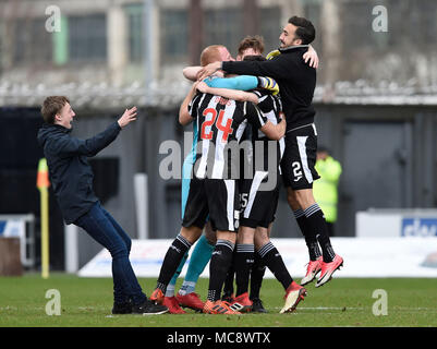 St Mirren giocatori festeggiare dopo il fischio finale dopo aver vinto il campionato scozzese durante la Ladbrokes campionato scozzese corrispondono a Paisley 2021 Stadium. Foto Stock