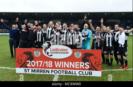 St Mirren giocatori festeggiare la conquista del campionato scozzese dopo la Ladbrokes campionato scozzese corrispondono a Paisley 2021 Stadium. Foto Stock