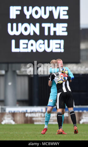 St Mirren giocatori Craig Sansone e Harry Davis celebrare dopo il fischio finale dopo aver vinto il campionato scozzese durante la Ladbrokes campionato scozzese corrispondono a Paisley 2021 Stadium. Foto Stock