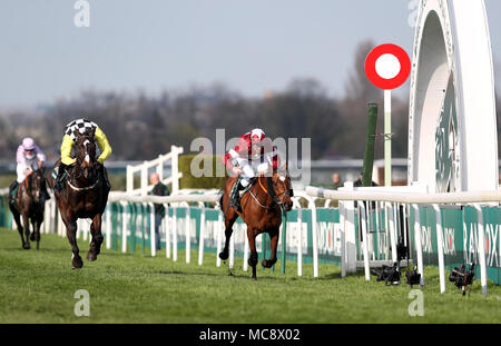 Tiger Roll cavalcato da fantino Davy Russell (destra) vince la sanità Randox Grand National Handicap Chase precedendo la piacevole compagnia cavalcato da fantino David Mullins durante gran giornata nazionale del 2018 Sanità Randox Grand National Festival presso l'Aintree Racecourse, Liverpool. Foto Stock