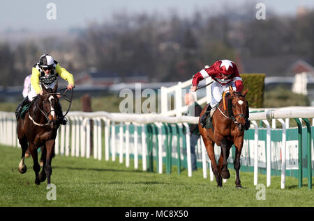 Tiger Roll cavalcato da fantino Davy Russell (destra) vince la sanità Randox Grand National Handicap Chase precedendo la piacevole compagnia cavalcato da fantino David Mullins durante gran giornata nazionale del 2018 Sanità Randox Grand National Festival presso l'Aintree Racecourse, Liverpool. Foto Stock