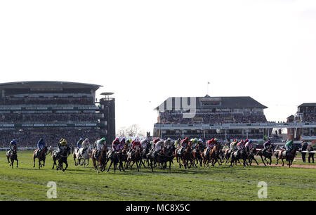 I corridori e i piloti al via della Sanità Randox Grand National Handicap Chase durante gran giornata nazionale del 2018 Sanità Randox Grand National Festival presso l'Aintree Racecourse, Liverpool. Foto Stock