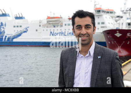 Humza Yousaf scozzese Ministro dei trasporti a Lerwick al Northlink ferry terminal e il traghetto che collega le Shetland ad Aberdeen in Scozia Foto Stock