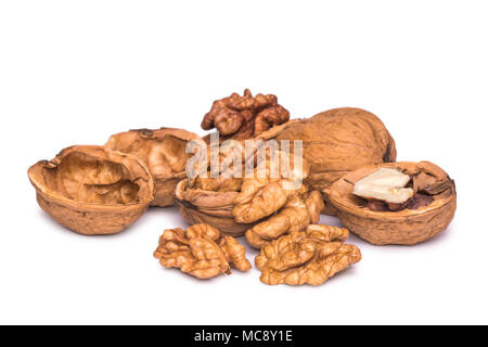 Gruppo di pelati gherigli di noce isolati su sfondo bianco. Foto Stock