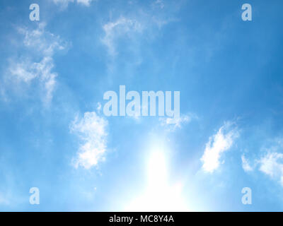 Il sole illumina il fondo del cirro-stratus. Foto Stock