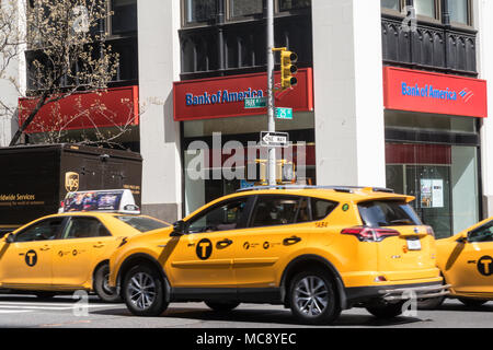 La città di New York Street scene su Park Avenue South a E. 25th Street Corner, STATI UNITI D'AMERICA Foto Stock