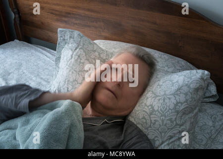 Senior uomo sveglio preoccupante nel letto, STATI UNITI D'AMERICA Foto Stock