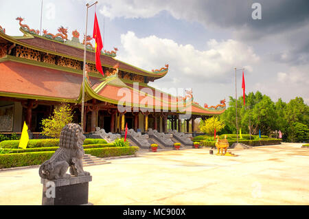 Un tempio buddista entro il Ben Duoc Scenic area nel sud del Vietnam del sud-est asiatico. Foto Stock