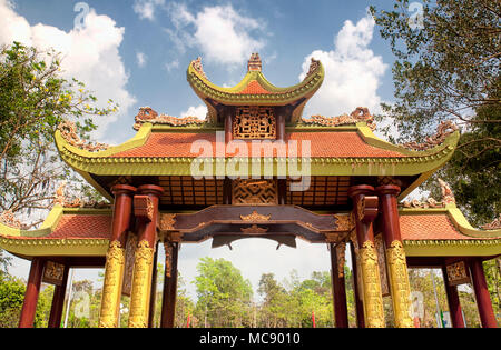 Un stile asiatico gate entro il Ben Duoc Scenic area nel sud del Vietnam del sud-est asiatico. Foto Stock