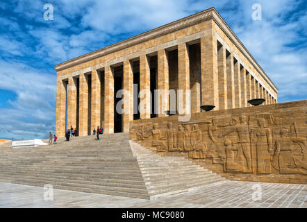 ANKARA, Turchia - circa ottobre, 2017: mausoleo di Ataturk nel capitale della Turchia contro un cielo blu nella giornata di sole Foto Stock