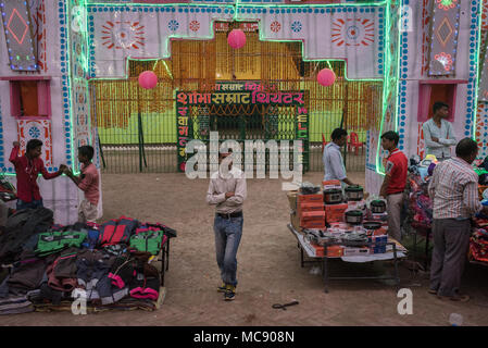 Gli uomini in piedi intorno alle facciate illuminate impostato per Sonepur Mela, Sonepur, India. Foto Stock