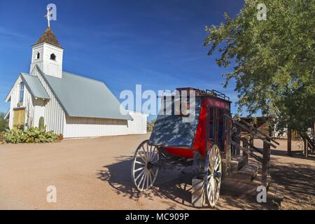 Vintage Wild West Stagecoach nel cortile antistante la Chiesa cattolica nei pressi di Lost Dutchman State Park, Apache Trail a est di Phoenix in Arizona Foto Stock