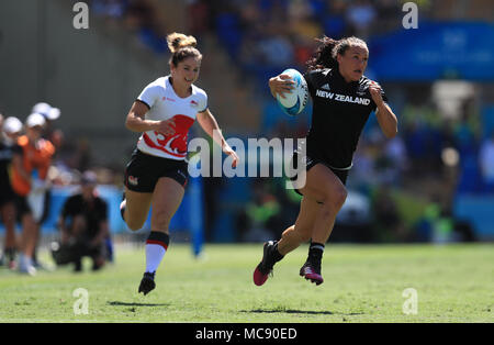 Nuova Zelanda Portia Woodman (destra) punteggi a provare in campo femminile Rugby Sevens semifinale a Robina Stadium durante il giorno undici del 2018 Giochi del Commonwealth in Gold Coast, Australia. Foto Stock