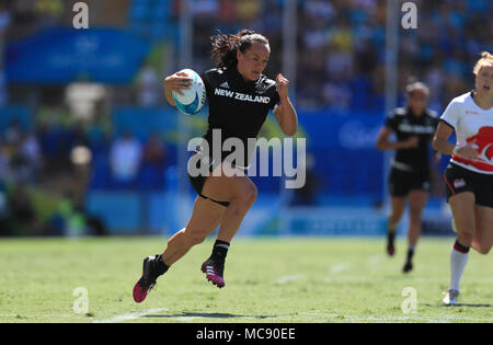 Nuova Zelanda Portia Woodman punteggi una prova contro l'Inghilterra nel femminile Rugby Sevens semifinale a Robina Stadium durante il giorno undici del 2018 Giochi del Commonwealth in Gold Coast, Australia. Foto Stock