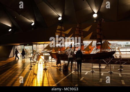 Un modello di nave a vela in mostra all'interno del Molo di Osanbashi a Yokohama, Kanagawa, Giappone Foto Stock