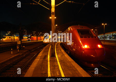 Thalys, ghiaccio e altri treni a Colonia Stazione ferroviaria in Germania Foto Stock