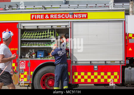 Fuoco e di salvataggio del Nuovo Galles del Sud di rispondere ad un'emergenza in Sydney, NSW, Australia Foto Stock