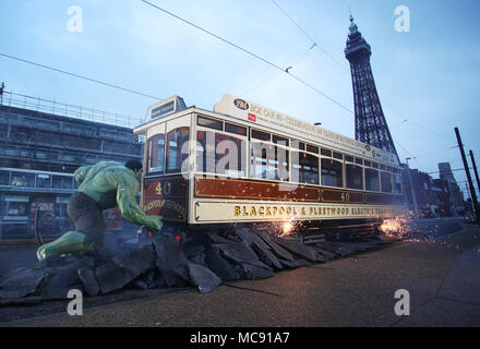 La carcassa si ferma il traffico in Blackpool come egli arriva con un bang in un innovativo stunt da Madame Tussauds di Blackpool. La spettacolare scena che vide il vendicatore verde sembrano drammaticamente fermata tram d'epoca nelle sue vie è stato creato da Madame Tussauds di Blackpool per segnare il lancio del nuovo Supereroi Marvel, area in cui la carcassa sarà affiancato dal suo compagno vendicatori Thor e Spider-man tra gli altri in un £ 1 milioni, 5,501 piedi quadri di aggiunta per l'attrazione popolare, che si apre venerdì prossimo (23marzo18). Dotato di: La carcassa dove: Blackpool, Regno Unito quando: 15 Mar 2018 Credit: Joe P Foto Stock