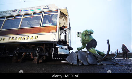 La carcassa si ferma il traffico in Blackpool come egli arriva con un bang in un innovativo stunt da Madame Tussauds di Blackpool. La spettacolare scena che vide il vendicatore verde sembrano drammaticamente fermata tram d'epoca nelle sue vie è stato creato da Madame Tussauds di Blackpool per segnare il lancio del nuovo Supereroi Marvel, area in cui la carcassa sarà affiancato dal suo compagno vendicatori Thor e Spider-man tra gli altri in un £ 1 milioni, 5,501 piedi quadri di aggiunta per l'attrazione popolare, che si apre venerdì prossimo (23marzo18). Dotato di: La carcassa dove: Blackpool, Regno Unito quando: 15 Mar 2018 Credit: Joe P Foto Stock