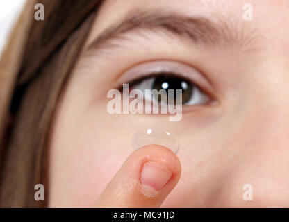 Lenti a contatto per la visione e la ragazza faccia closeup Foto Stock