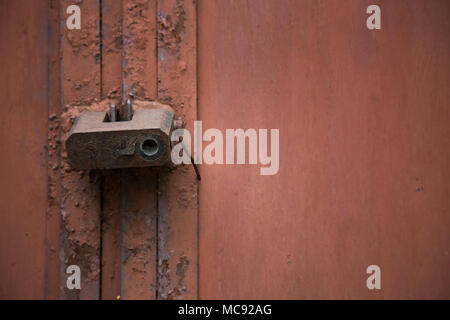 Sfondo annata di ferro porta bloccata Foto Stock