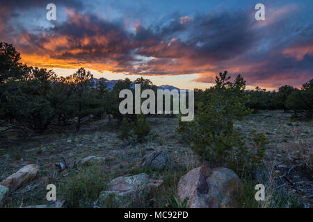 Tramonto spettacolare cielo sopra le Montagne Rocciose del Colorado centrale Foto Stock