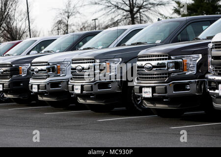 Una fila di nuova Ford serie F pick-up presso una concessionaria auto in Columbia, Maryland il 13 aprile 2018. Foto Stock
