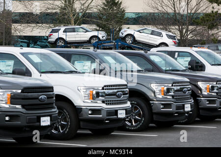 Una fila di nuova Ford serie F pick-up e Explorer SUV presso una concessionaria auto in Columbia, Maryland il 13 aprile 2018. Foto Stock