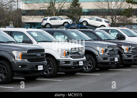 Una fila di nuova Ford serie F pick-up e Explorer SUV presso una concessionaria auto in Columbia, Maryland il 13 aprile 2018. Foto Stock