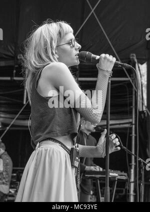 Aurora Aksnes- sound check in Molde Festival Internazionale di Jazz, Norvegia 2017. Foto Stock