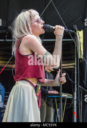 Aurora Aksnes- sound check in Molde Festival Internazionale di Jazz, Norvegia 2017. Foto Stock