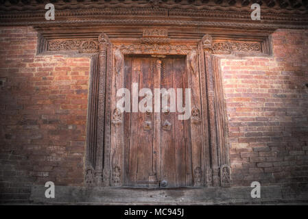 Le antiche porte del Nepal scolpito in pietra e legno Foto Stock