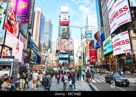 La città di New York, Stati Uniti - 2 Novembre 2017: vita di città in Times Square di giorno. Foto Stock