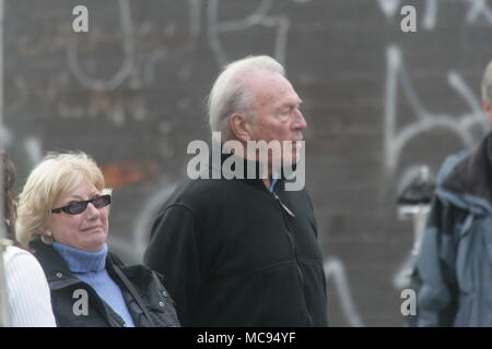 La chiusura di anello è un 2007 film diretto da Richard Attenborough e interpretato da Shirley MacLaine, Christopher Plummer, Mischa Barton, Stephen Amell, Neve Campbell, Pete Postlethwaite, e Brenda Fricker. Esso è stato il finale del film diretto da allora octogenarian Attenborough che morì con sette anni di ritardo. Michigan rurale, 1991, e Marie offre l'elogio al funerale di suo padre Chuck, una guerra mondiale II Army Air Force veterano. La chiesa è piena di veterani che hanno conosciuto e amato il suo padre, anche se la sua madre Ethel Ann (Ethel) è seduta sul porticato della chiesa, il fumo e l' assistenza infermieristica una sbornia. Ethel è t Foto Stock