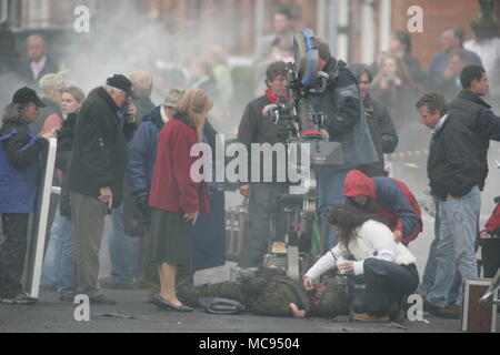 La chiusura di anello è un 2007 film diretto da Richard Attenborough e interpretato da Shirley MacLaine, Christopher Plummer, Mischa Barton, Stephen Amell, Neve Campbell, Pete Postlethwaite, e Brenda Fricker. Esso è stato il finale del film diretto da allora octogenarian Attenborough che morì con sette anni di ritardo. Michigan rurale, 1991, e Marie offre l'elogio al funerale di suo padre Chuck, una guerra mondiale II Army Air Force veterano. La chiesa è piena di veterani che hanno conosciuto e amato il suo padre, anche se la sua madre Ethel Ann (Ethel) è seduta sul porticato della chiesa, il fumo e l' assistenza infermieristica una sbornia. Ethel è t Foto Stock