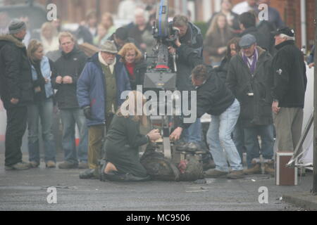 La chiusura di anello è un 2007 film diretto da Richard Attenborough e interpretato da Shirley MacLaine, Christopher Plummer, Mischa Barton, Stephen Amell, Neve Campbell, Pete Postlethwaite, e Brenda Fricker. Esso è stato il finale del film diretto da allora octogenarian Attenborough che morì con sette anni di ritardo. Michigan rurale, 1991, e Marie offre l'elogio al funerale di suo padre Chuck, una guerra mondiale II Army Air Force veterano. La chiesa è piena di veterani che hanno conosciuto e amato il suo padre, anche se la sua madre Ethel Ann (Ethel) è seduta sul porticato della chiesa, il fumo e l' assistenza infermieristica una sbornia. Ethel è t Foto Stock