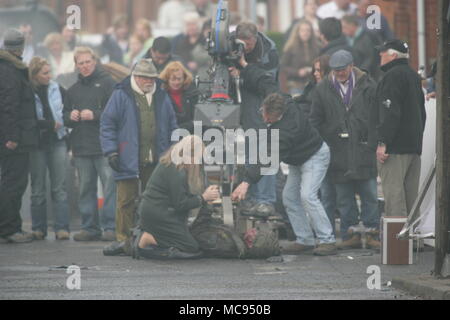 La chiusura di anello è un 2007 film diretto da Richard Attenborough e interpretato da Shirley MacLaine, Christopher Plummer, Mischa Barton, Stephen Amell, Neve Campbell, Pete Postlethwaite, e Brenda Fricker. Esso è stato il finale del film diretto da allora octogenarian Attenborough che morì con sette anni di ritardo. Michigan rurale, 1991, e Marie offre l'elogio al funerale di suo padre Chuck, una guerra mondiale II Army Air Force veterano. La chiesa è piena di veterani che hanno conosciuto e amato il suo padre, anche se la sua madre Ethel Ann (Ethel) è seduta sul porticato della chiesa, il fumo e l' assistenza infermieristica una sbornia. Ethel è t Foto Stock