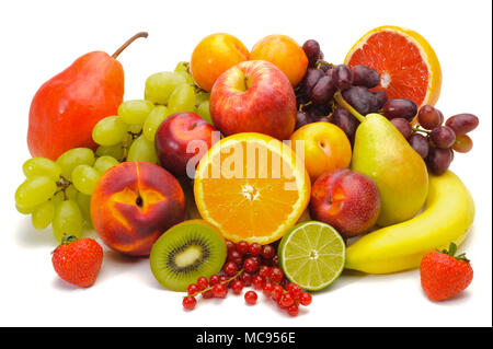 Disposizione dei frutti freschi dal mercato e isolate su sfondo bianco Foto Stock