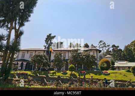 Vista orizzontale del vecchio stile coloniale a una stazione di polizia in Nuwara Eliya, Sri Lanka. Foto Stock