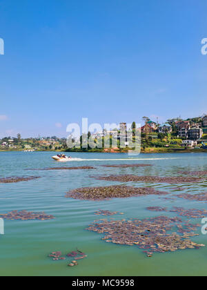 Vista verticale del Lago di Gregorio in Nuwara Eliya, Sri Lanka. Foto Stock